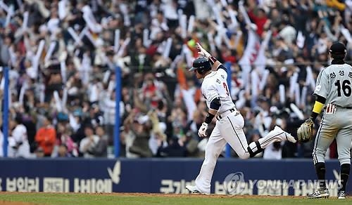 Jorge Cantu - Seoul Doosan Bears / Korean Baseball Organization