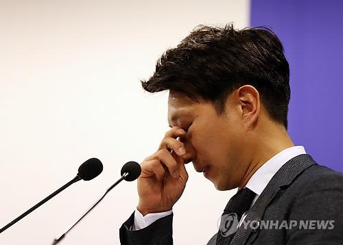 Speed skater Lee Kyou-hyuk bids teary farewell to sport | Yonhap News Agency