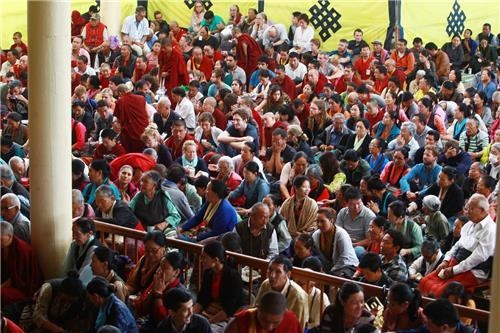 Local Buddhists attend a worship rite at a shrine in Dharamshala, northwestern India, on Aug. 29, 2016. This photo was released by the South Korean committee pushing for the Dalai Lama's South Korean visit. (Yonhap)