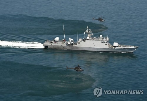 South Korean Navy patrol craft and U.S. choppers carry out a training exercise in waters off the Korean Peninsula. (Yonhap)