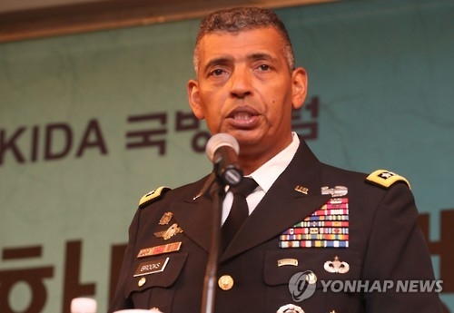 This photo taken on Aug. 2, 2016, shows USFK Commander Gen. Vincent K. Brooks delivering a speech on ways to strengthen allied ties between Seoul and Washington at a forum in Seoul. (Yonhap) 