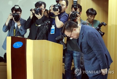 Koh Dong-jin, head of Samsung's mobile business division, bows deeply to apologize for the global recall of Galaxy Note 7 in a news conference in Seoul on Sept. 2, 2016. (Yonhap)