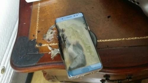 This photo uploaded on a South Korean online community website on Sept. 3, 2016, shows a burnt Galaxy Note 7 handset. (Yonhap)