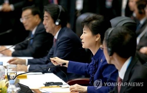 President Park Geun-hye attends the ASEAN-plus-three summit that includes South Korea, China and Japan, in the Laotian capital of Vientiane on Sept. 7, 2016. (Yonhap)