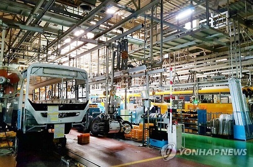 An assembly line of Hyundai Motor Co.'s plant in Jeonju, about 240 kilometers south of Seoul, remains idle on Sept. 26, 2016, as unionized workers of South Korea's top automaker started their first full strike in 12 years after rejecting a previously offered compromise on wage hikes. (Yonhap) 