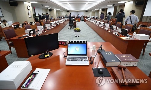 A venue of the parliamentary audit session remains empty at the Seoul-based National Assembly amid the ruling Saenuri Party's boycott on Sept. 29, 2016. (Yonhap)