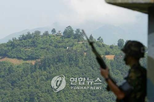(2nd LD) N. Korean soldier crosses border to defect to S. Korea: military