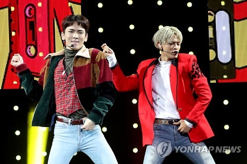 SHINee members Key (L) and Minho perform at the media showcase of its fifth and latest full-length album "1 of 1" in southeastern Seoul on Oct. 4, 2016. (Yonhap)