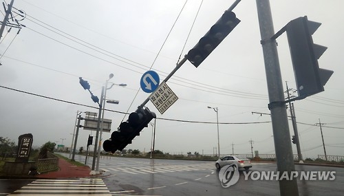 A traffic light is damaged on South Korea's southern resort island of Jeju on Oct. 5, 2016, by Typhoon Chaba. (Yonhap)