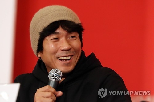 South Korean movie director and actor Yang Ik-june attends the news conference for the drama film "A Quiet Dream," the opening film of the 21st Busan International Film Festival, in the namesake city on Oct. 6, 2016. (Yonhap)