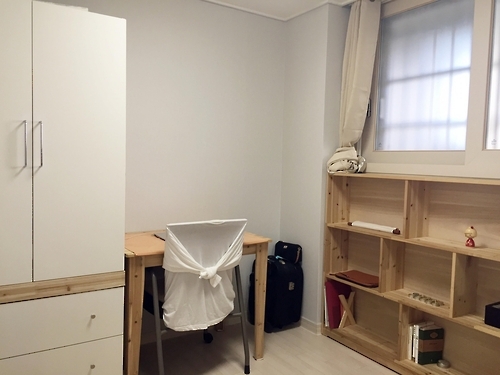 This photo provided by Tak Jin-hyun, who operates an online website on living a minimalist life, on Oct. 4, 2016, shows her room. She said all her possessions can be packed in the black traveling bag shown in this photo. (Yonhap) 