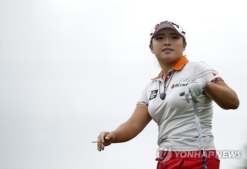 In this EPA photo, Jang Ha-na of South Korea watches her shot during the final round of the Fubon LPGA Taiwan Championship in Taipei on Oct. 9, 2016. (Yonhap)
