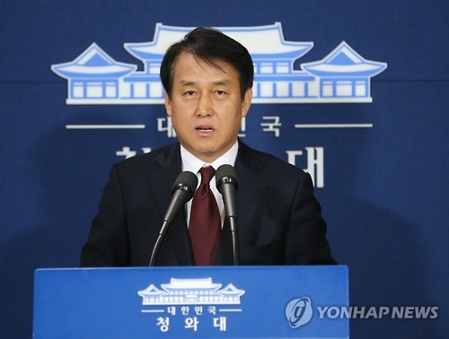 This photo, taken on April 14, 2016, shows presidential spokesman Jung Youn-kuk speaking during a press conference at the presidential office Cheong Wa Dae. (Yonhap)