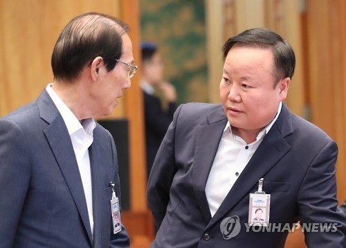 This photo, taken on Sept. 22, 2016, shows Kim Jae-won (R), senior presidential secretary for political affairs, speaking with presidential chief of staff Lee Won-jong before a meeting of senior presidential aides at the presidential office Cheong Wa Dae in Seoul. (Yonhap)