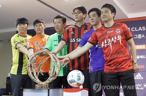 Coaches for six football clubs in the K League Classic pose for a group photo in front of the league's championship trophy before their press conference at the Korea Football Association headquarters in Seoul on Oct. 12, 2016. From left to right are: Jeonnam Dragons' Roh Sang-rae; Jeju United's Jo Sung-hwan; Jeonbuk Hyundai Motors' Choi Kang-hee; FC Seoul's Hwang Sun-hong; Ulsan Hyundai's Yoon Jong-hwan; and Sangju Sangmu's Cho Jin-ho. (Yonhap)