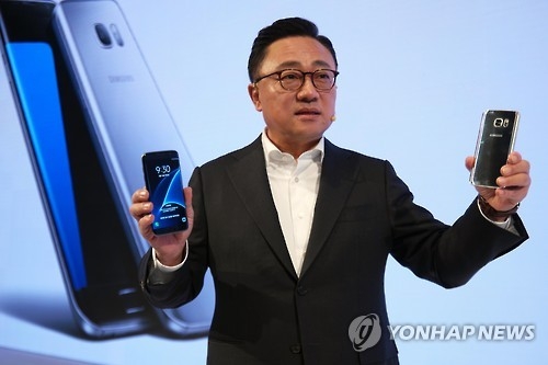 (LEAD) Samsung's mobile division chief vows to restore trust