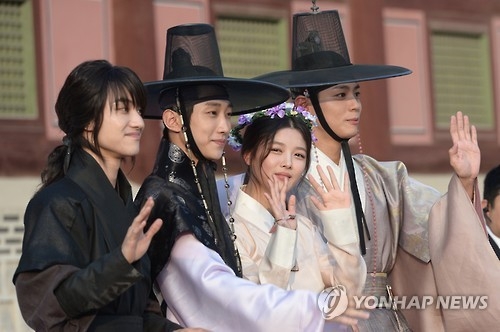 The cast of "Love in the Moonlight" pose for a photo at Gyeongbok Palace in Seoul on Oct. 19, 2016. (Yonhap)