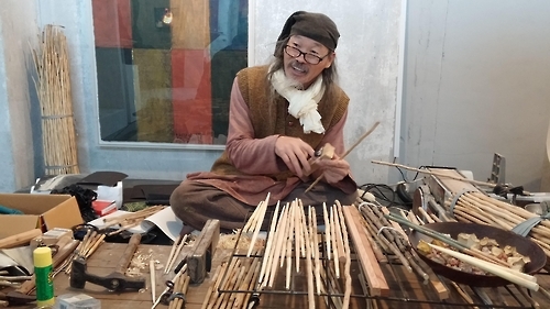 Lee Jong-kuk makes chopsticks from prickly ash wood at the Chopsticks Festival in Cheongju, South Korea, on Nov. 11, 2016. (Yonhap)