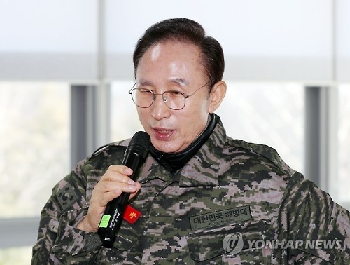 This photo, taken on Dec. 28, 2016, shows former President Lee Myung-bak speaking during his visit to a marine unit in Incheon, west of Seoul. (Yonhap)