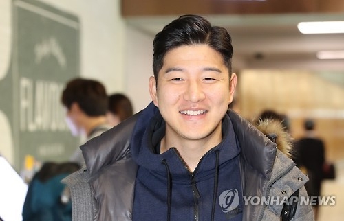 Borussia Dortmund left back Park Joo-ho speaks to reporters at Incheon International Airport on Jan. 2, 2017, before departing for Germany. (Yonhap) 