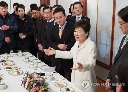 This photo, taken on Jan. 1, 2017, shows suspended President Park Geun-hye holding a meeting with the press at the presidential office Cheong Wa Dae in Seoul. (Yonhap)