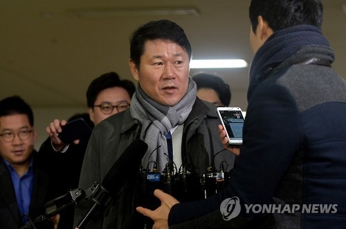 Namkung Gon, professor at Ewha Womans University in Seoul, enters the special prosecutors' office in southern Seoul to undergo questioning on Jan. 5, 2017. A number of figures at the university are accused of giving undue favors to the daughter of President Park Geun-hye's close friend Choi Soon-sil. (Yonhap) 
