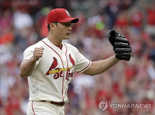 In this Associated Press file photo taken on Oct. 1, 2016, Oj Seung-hwan of the St. Louis Cardinals celebrates his 19th save against the Pittsburgh Pirates in St. Louis. (Yonhap)