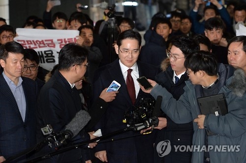 Lee Jae-yong, vice chairman of Samsung Electronics Co., responds to reporters' questions as he arrives at the office of special prosecutors in Seoul on Jan. 12, 2017. (Yonhap)