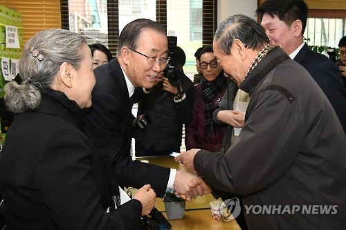 Former U.N. Secretary-General Ban Ki-moon (2nd from L) shakes hands with a citizen during his visit to a community center in Sadang-dong, southern Seoul, on Jan. 13, 2017. (Yonhap) 