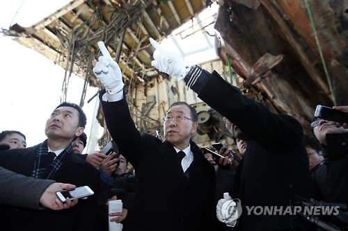 Former U.N. Secretary-General Ban Ki-moon (2nd from L) looks at the wreckage of the ill-fated corvette Cheonan on display at the Navy's 2nd Fleet Command in Pyeongtaek, 70 kilometers south of Seoul, on Jan. 15, 2017. (Yonhap)