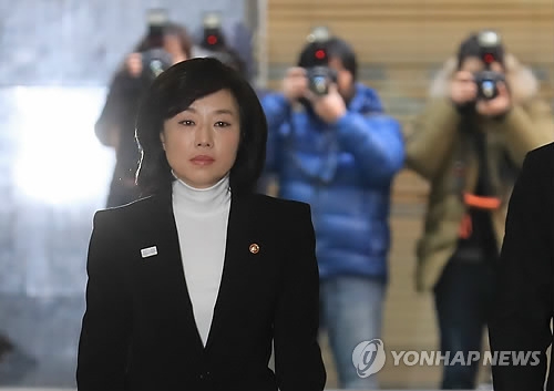 Culture Minister Cho Yoon-sun arrives at the special prosecutor's office in southern Seoul on Jan. 17, 2017, to undergo questioning. Cho was summoned as a suspect over allegations she created and managed a blacklist of artists deemed critical of the government. (Yonhap) 