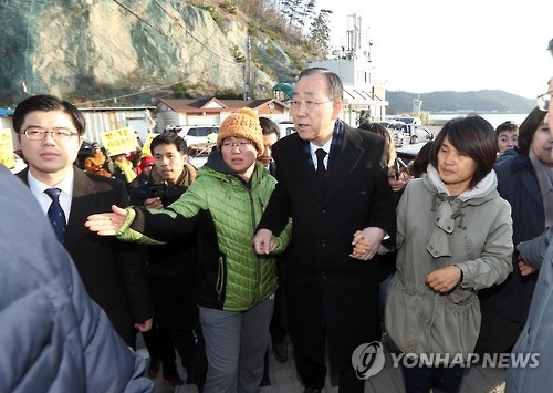 Former U.N. Secretary-General Ban Ki-moon visits Paengmok Port in Jindo, some 470 kilometers southwest of Seoul, on Jan. 17, 2017. The port is near the site of the 2014 ferry disaster that left more than 300 passengers dead or missing. (Yonhap)