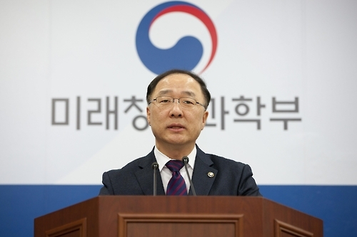 Hong Nam-ki, vice-minister of the Ministry of Science, ICT, and Future Planning, talks to reporters on Jan. 18, 2017. The ministry said it will establish a 3.5 trillion won (US$2.9 billion) fund to nurture startups and venture firms in science and technology sectors to secure new growth engines. (Photo courtesy of the Ministry of Science, ICT, and Future Planning ) (Yonhap)