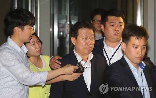 (LEAD) Former Daewoo Shipbuilding chief gets 10-year jail sentence for accounting fraud