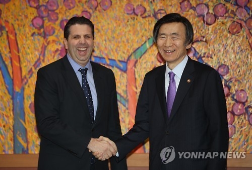 Foreign minister meets with outgoing U.S. envoy