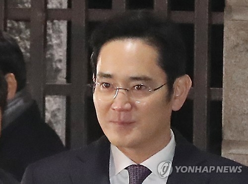 (LEAD) Opposition slams court's rejection to arrest warrant for Samsung chief