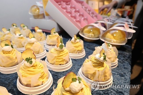 Rice-based cakes and tarts are on display at Rice Lab in Seoul. (Yonhap)