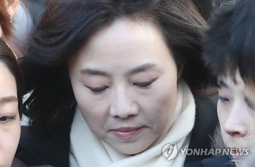 Culture Minister Cho Yoon-sun leaves the Seoul Central District Court on Jan. 20, 2017, after attending a hearing to review the legality of her detention. The special prosecutor's team requested an arrest warrant for Cho over allegations she was involved in creating a blacklist of anti-government cultural figures while serving as a senior aide to President Park Geun-hye. After the three-hour long review session, Cho waited for the court's decision at a detention center in Uiwang, south of Seoul. (Yonhap)