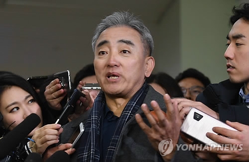 Ex-minister says ex-presidential chief of staff orchestrated artist blacklist