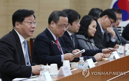 Trade Minister Joo Hyung-hwan (L) speaks during a meeting with trade-related officials in Seoul on Jan. 23, 2017. (Yonhap)