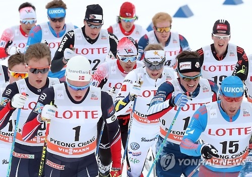 Skiers compete in the men's 30km skiathlon event at FIS Cross-Country World Cup in PyeongChang, Gangwon Province, on Feb. 4, 2017. (Yonhap)
