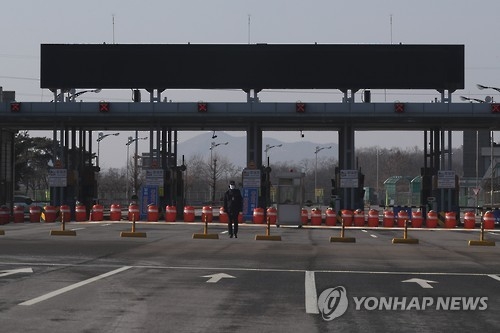 A lone South Korean official guards the border gate to North Korea on Feb. 6, 2017. The gateway to the joint industrial complex in Kaesong, North Korea has remained closed since February 2016 when Seoul announced a shutdown of the complex in retaliation for North Korea's military provocations that included a nuclear test and missile launches. (Yonhap)