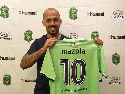 In this photo provided by Jeonbuk Hyundai Motors on Feb. 9, 2017, Brazilian forward Marcelino Junior Lopes Arruda, better known as Mazola, holds Jeonbuk's jersey at the club's office in Wanju, North Jeolla Province. (Yonhap)