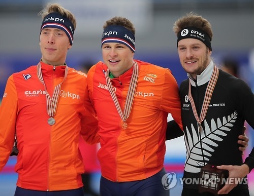 Sven Kramer of the Netherlands (C), the gold medalist in the men's 5,000m at the International Skating Union World Single Distances Speed Skating Championships at Gangneung Oval in Gangneung, Gangwon Province, is flanked by silver medalist Jorrit Bergsma of the Netherlands (L) and Peter Michael of New Zealand on Feb. 9, 2017. (Yonhap)