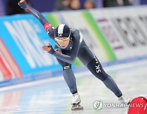 South Korean Lee Sang-hwa races in the women's 500m at the International Skating Union World Single Distances Speed Skating Championships at Gangneung Oval in Gangneung, Gangwon Province, on Feb. 10, 2017. (Yonhap)
