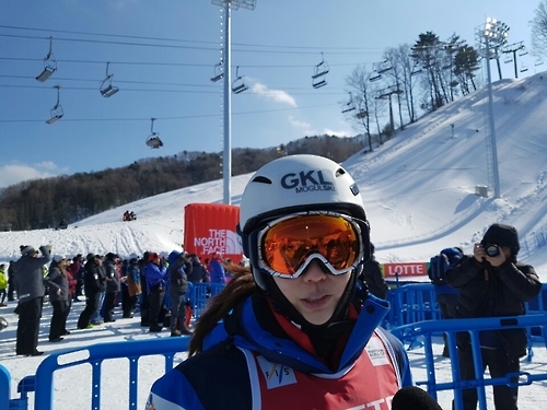 Two S. Korean female mogul skiers eye strong finish in PyeongChang