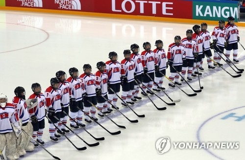 North Korean players line up on the ice before the start of their game against Australia at the International Ice Hockey Federation (IIHF) Women's World Championship Division II Group A at Gangneung Hockey Centre in Gangneung, Gangwon Province, on April 2, 2017. (Yonhap)