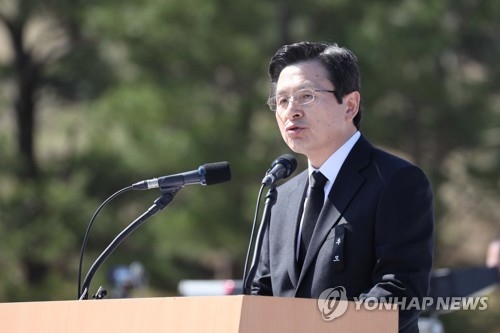 Acting President and Prime Minister Hwang Kyo-ahn speaks during a ceremony commemorating the victims of a 1948 government-civilian clash on the southern resort island of Jeju on April 3, 2017. (Yonhap)