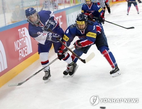 South Korean forward Choi Yu-jung (R) battles Louise Adams of Britain for the puck at the International Ice Hockey Federation Women's World Championship Division II Group A at Kwandong Hockey Centre in Gangneung, Gangwon Province, on April 3, 2017. (Yonhap)