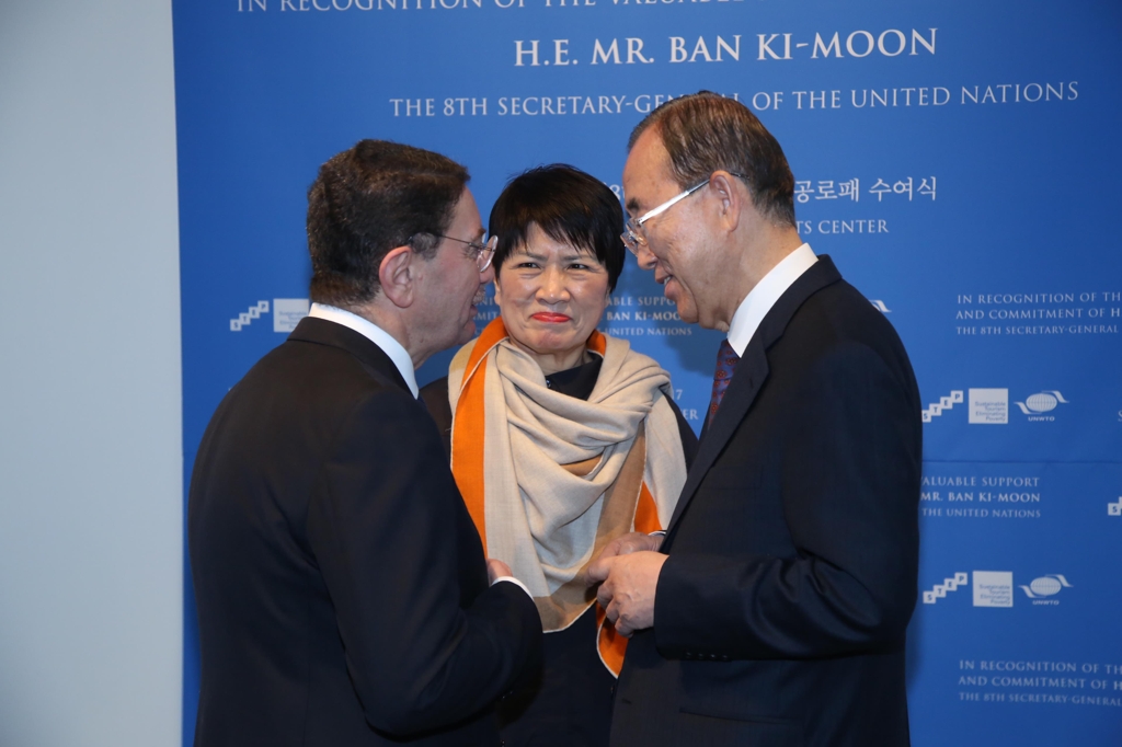 This file photo, provided by the ST-EP foundation, shows Doh standing in between UNWTO Secretary-General Taleb Rifai (L) and former U.N. Secretary-General Ban Ki-moon (R) at an award ceremony in Seoul, on March 22, 2017. Ban received an award of gratitude from the UNWTO for his contribution to world peace and development of tourism. (Yonhap) 